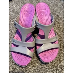 CROCS CYPRUS V HEELS WOMENS US 11 PLATINUM/WILD ORCHID POPULAR VIRAL SANDALS
